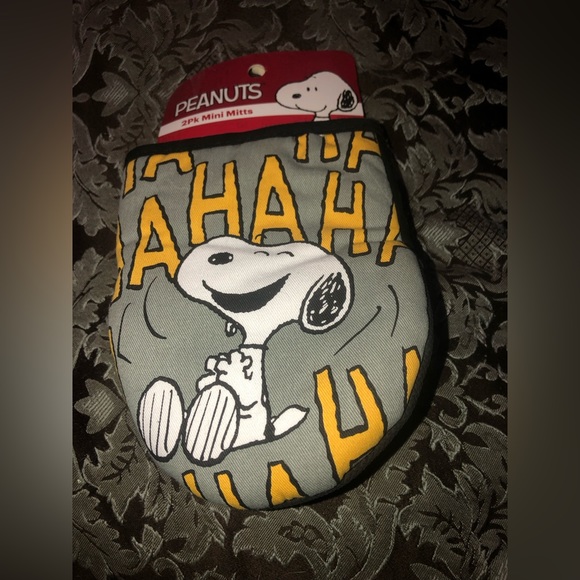 Snoopy Oven Mitts - Picture 1 of 1
